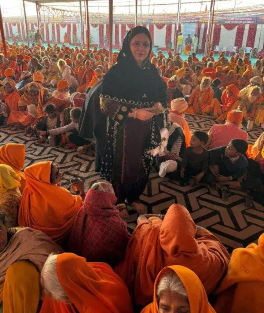 प्रयागराज माघ मेला में “मां सीता रसोई” के द्वारा साधु-संतों को भोजन करा रही हैं प्रख्यात समाजसेवी मनप्रीत कौर