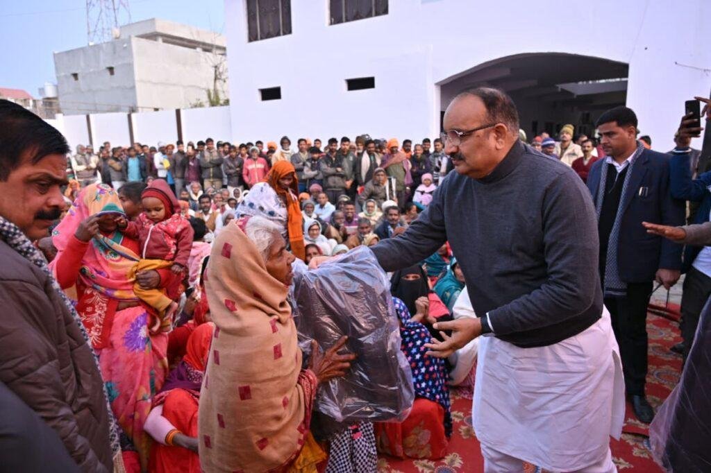 उद्यान मंत्री ने जरूरतमंद लोगों को वितरित किये कम्बल