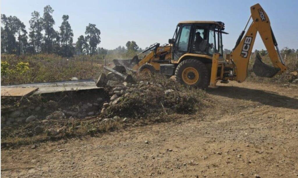 उत्तराखंड देहरादूनअवैध प्लॉटिंग पर चला एमडीडीए का बुलडोजर