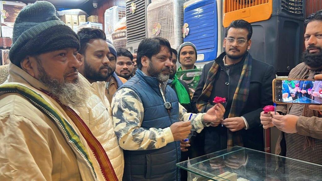 AIMIM प्रदेश अध्यक्ष एवं जिलाध्यक्ष बरेली व प्रदेश महासचिव नदीम कुरैशी के नेतृत्व में शाहदाना स्थित पार्टी के पदाधिकारियों एवं कार्यकर्ताओं ने अमन और मोहब्बत का पैगाम देते हुए फूल एवं कलम बांटे