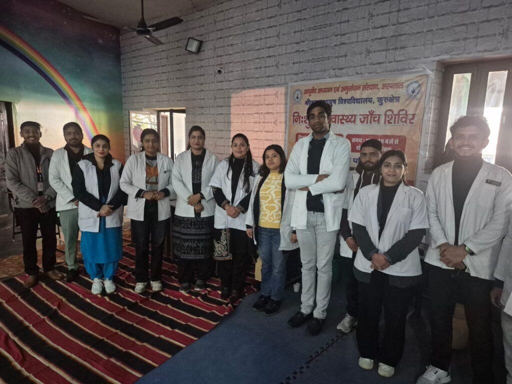 श्री कृष्ण आयुष विश्वविद्यालय ने लाडवा में लगाया स्वास्थ्य जांच शिविर