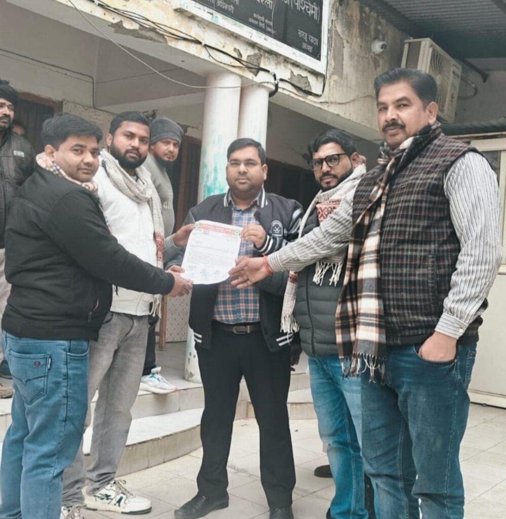 सभासदों ने जिलाधिकारी को ज्ञापन देकर 28 लाख रुपए लागत से बन रही सीसी रोड रोकने की मांग की