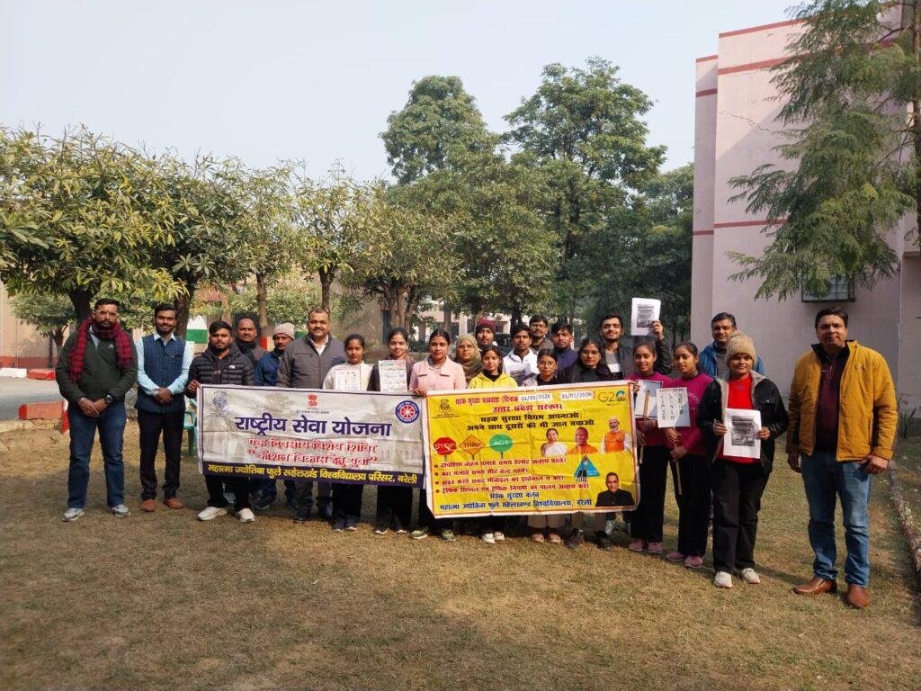 विश्वविद्यालय रोड सेफ्टी क्लब एवं एनएसएस इकाई द्वारा राहवीर योजना पर जन-जागरूकता कार्यक्रम हुआ आयोजित