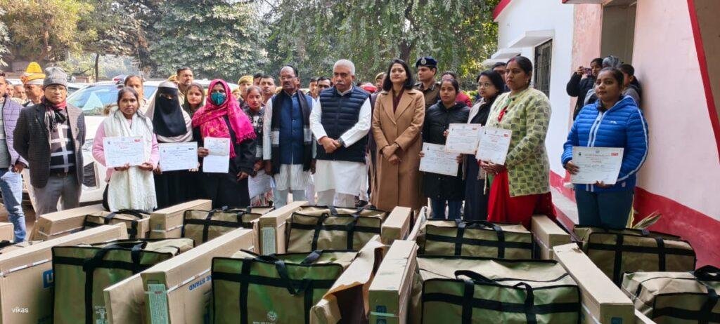 प्रभारी मंत्री राकेश सचान ने कलेक्ट्रेट सभागार में विकास कार्यों व कानून-व्यवस्था  की समीक्षा बैठक कर दिए निर्देश