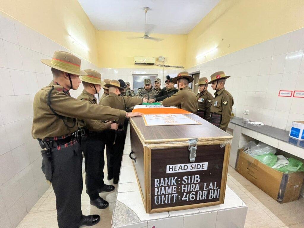 शहीद सूबेदार हीरा लाल अपने माता-पिता के इकलौते पुत्र थे
