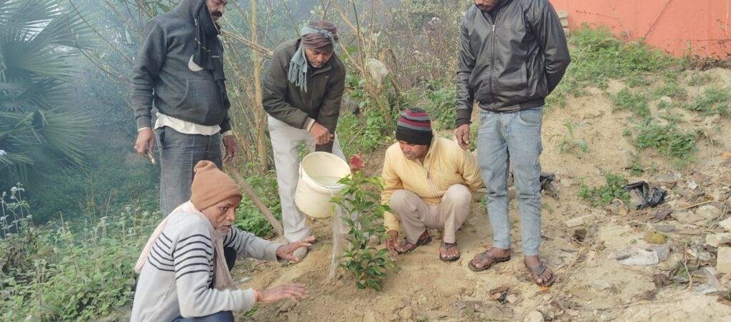 आजमगढ़ एक पौधा पुरानी पेंशन बहाली के नाम एक पौधा देश के प्रधानमंत्री प्रदेश के मुख्यमंत्री के नाम जिससे कि पर्यावरण स्वच्छ रहे सुंदर रहे ऑक्सीजन मिलता रहे
