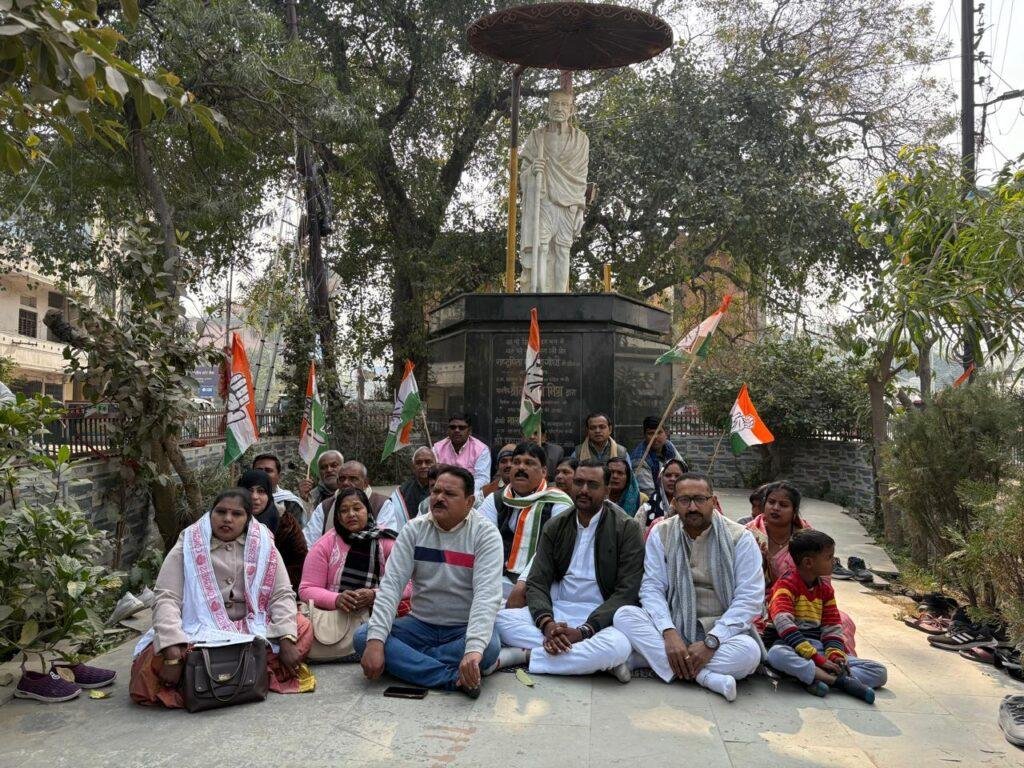 VB ग्राम जी बिल के विरोध से पहले कांग्रेस जिलाध्यक्ष को प्रशासन किया नज़रबंद, आज़मगढ़ कांग्रेस पदाधिकारीयों ने उपवास रख जताया विरोध