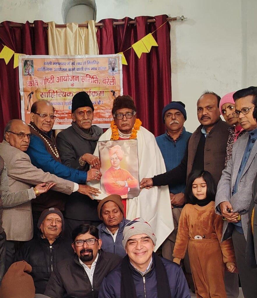कवि सरल सक्सेना विवेकानंद सम्मान से किए गए सम्मानित