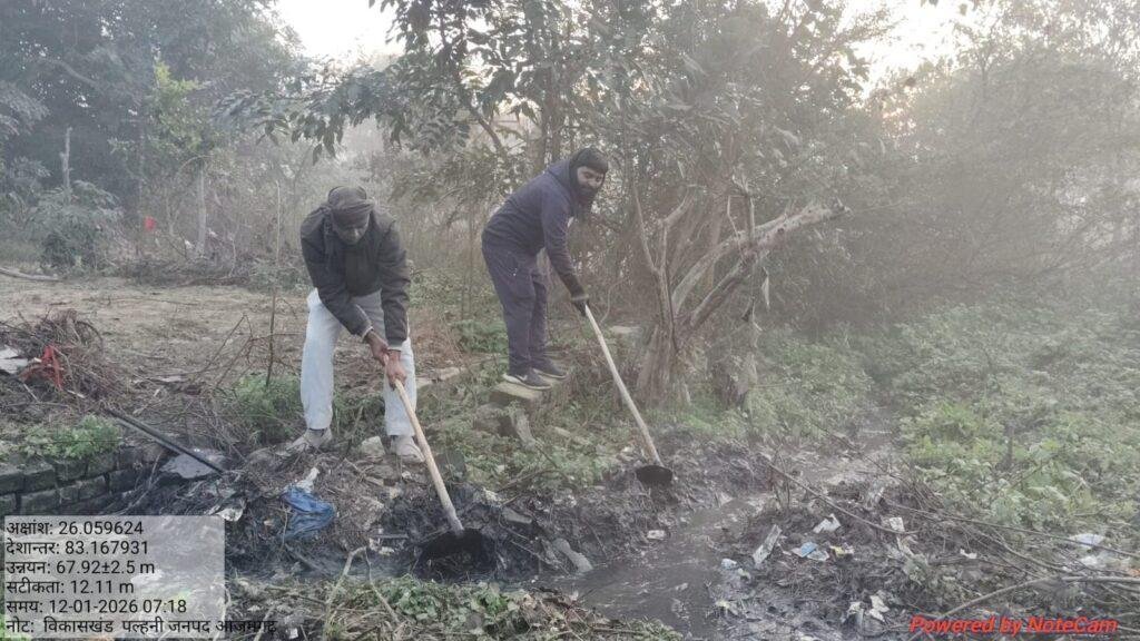 ग्राम पंचायत में ग्रामीण सफाई कर्मचारियों द्वारा विशेष स्वच्छता अभियान चलाया जा रहा