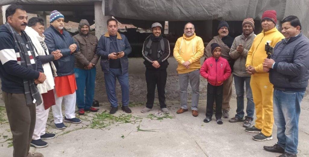 लोहड़ी के पावन अवसर पर अमृतवेला सोसाइटी ने गौशाला में गौमाता को गुड़ और चारा खिलाकर गौमाता का आशीर्वाद लिया