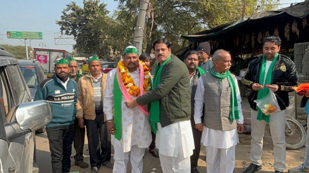 भारतीय किसान यूनियन सुनील के उत्तर प्रदेश के अध्यक्ष पंडित मोनू शर्मा का मथुरा आगमन पर लक्ष्मी नगर चौराहे पर फूल माला ओं एवं दुपट्टा पहनाकर किया गया भव्य स्वागत