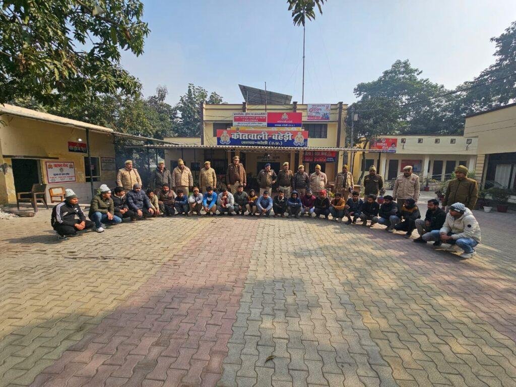 मनीष कुमार खान अधिकारी जनपद बरेली की तहरीर पर बहेड़ी पुलिस द्वारा कुल 37 ट्रक व 03 वाहन सीज कर 24 अभियुक्तों को किया गया गिरफ्तार