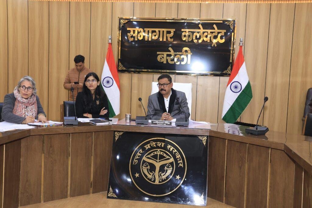 जिलाधिकारी ने जनपद में चल रहे निर्माण कार्यों की प्रगति की करी समीक्षा