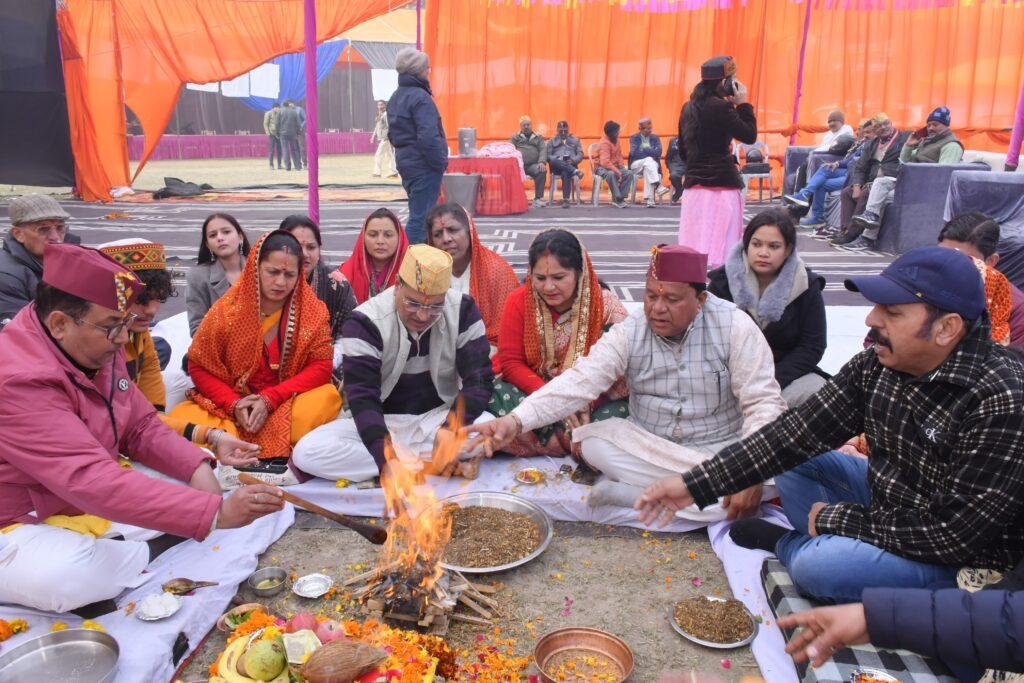 उत्तरायणी जन कल्याण समिति द्वारा 30 वें उत्तरायणी मेले के सफल और शानदार आयोजन के उपलक्ष्य मेला ग्राउंड में पंडित रमेश जोशी द्वारा किया गया हवन पूजन