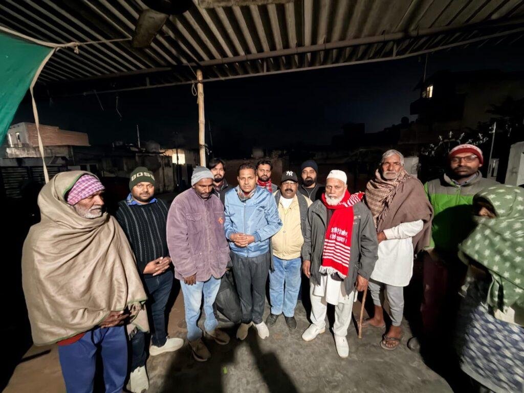 सर्दी में बिना कपड़ों के फिर रहे मंदबुद्धि युवक को डेरा श्रद्धालुओं ने पहुंचाया घर
