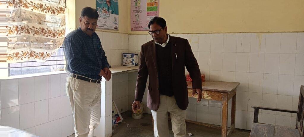 मुख्यमंत्री जनआरोग्य मेला के अंतर्गत सीएमओ डॉ. एन. आर. वर्मा का चार स्वास्थ्य केंद्रों पर औचक निरीक्षण,पारनकुंडा में स्वयं ओपीडी संचालित कर मरीजों का किया परीक्षण