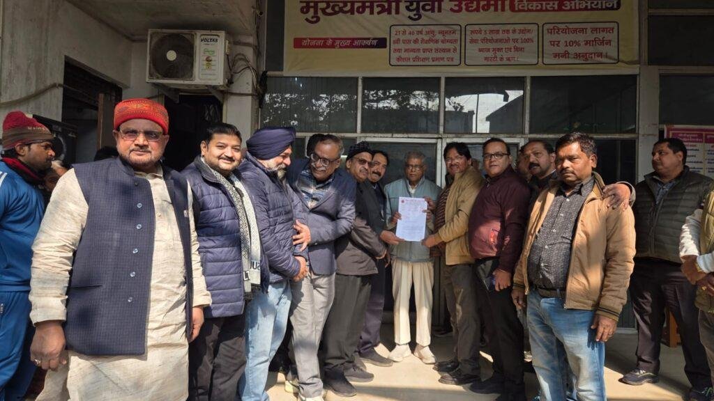 माननीय डॉ0अरूण कुमार जी वन एवं पर्यावरण राज्य मंत्री स्वतंत्र प्रभार बरेली को सौंपा ज्ञापन