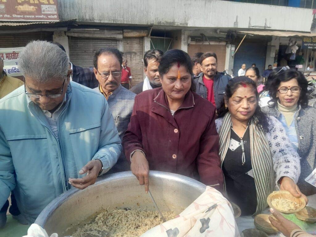 अखिल भारतीय चित्रांश महासभा एवं श्री चित्रगुप्त समाज कल्याण सेवा ट्रस्ट के तत्वावधान में हज़ारों लोगों ने खिचड़ी रूपी प्रसाद किया ग्रहण