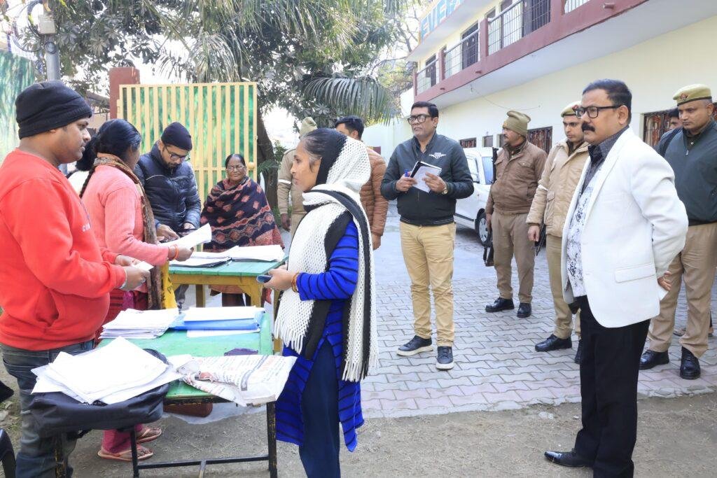 जिलाधिकारी द्वारा स्वयं जाकर विभिन्न बूथों का किया गया निरीक्षण