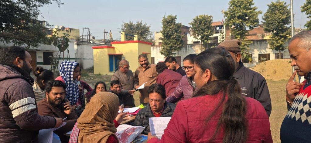 महानगर कांग्रेस कमेटी के पदाधिकारियों ने कैंट विधानसभा क्षेत्र के कई पोलिंग बूथों का किया दौरा
