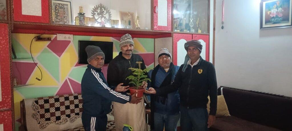 ग्राम विकास अधिकारी संघ के जिला अध्यक्ष दुर्गा राय चुने जाने पर शुभकामनाएं देने पहुंचे ग्रामीण सफाई कर्मचारी संघ के जिला अध्यक्ष