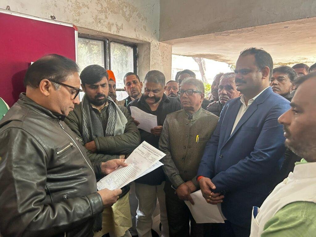 माता अहिल्या बाई होलकर जी की मूर्ति तोड़े जाने की घटना के विरोध में चौकी चौराहा स्थित महात्मा गांधी प्रतिमा पार्क में शांति पूर्वक धरना – प्रदर्शन कर महामहिम राज्यपाल जी के नाम से संबोधित दिया एक ज्ञापन
