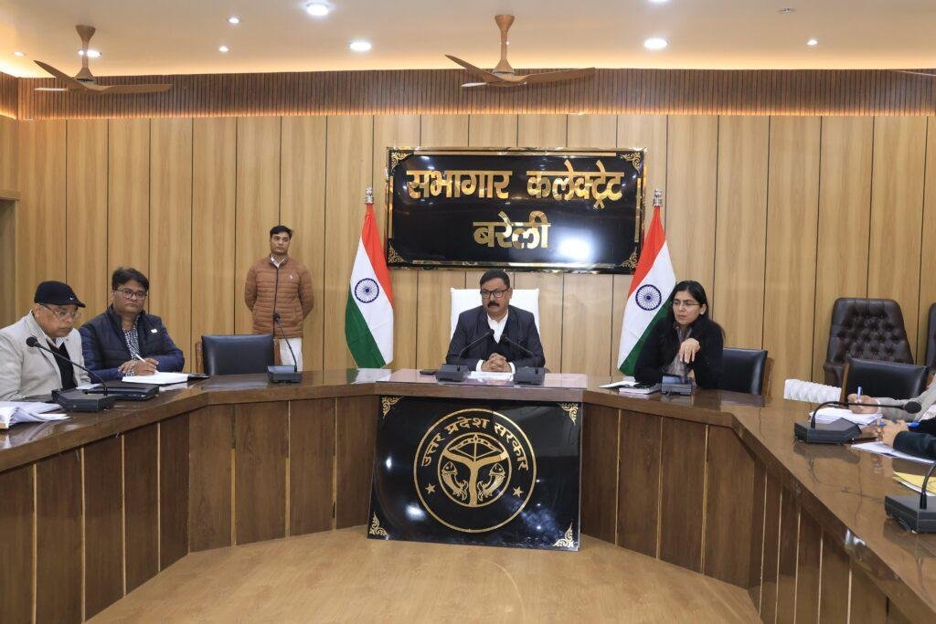 जिलाधिकारी ने सी0एम0 डैशबोर्ड से सम्बंधित विकास विभाग के पैरामीटर की करी समीक्षा