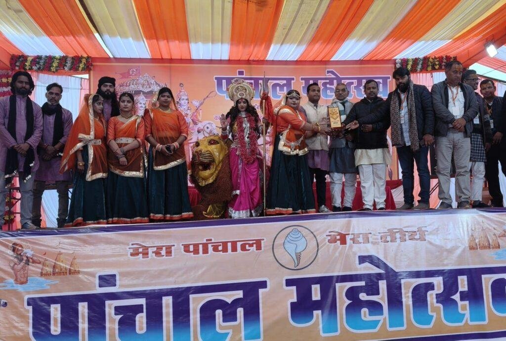 पांचाल महोत्सव में कैबिनेट मंत्री जी के द्वारा मिला कलाकारों को सम्मान