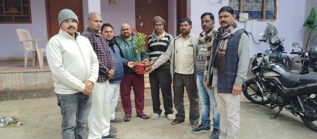 आजमगढ़ श्रद्धांजलि कार्यक्रम में पहुंचकर मां के नाम पौधा भेंट करते हुए करोटन का पौधा लगाया
