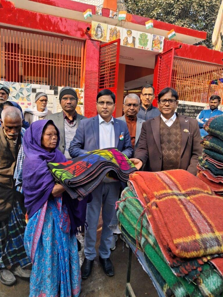 77 वें गणतंत्र दिवस के अवसर पर मा0 कांशीराम कॉलोनी स्थित कुष्ठ कॉलोनी में कंबल वितरण