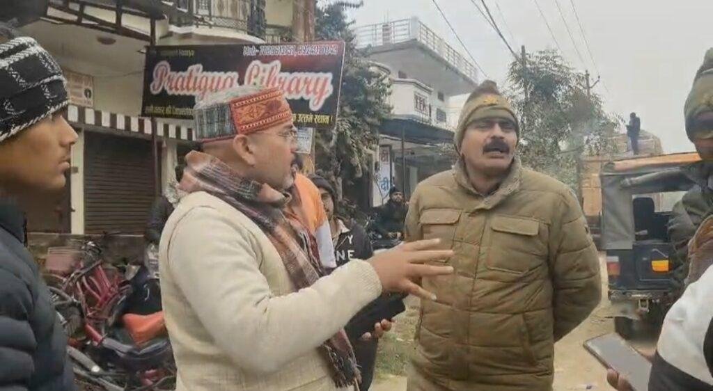 छावनी में तब्दील हुआ कलेक्ट्रेट चौराहा, भूमि विवाद में पुलिस पर अवैध कब्जा कराने का आरोप