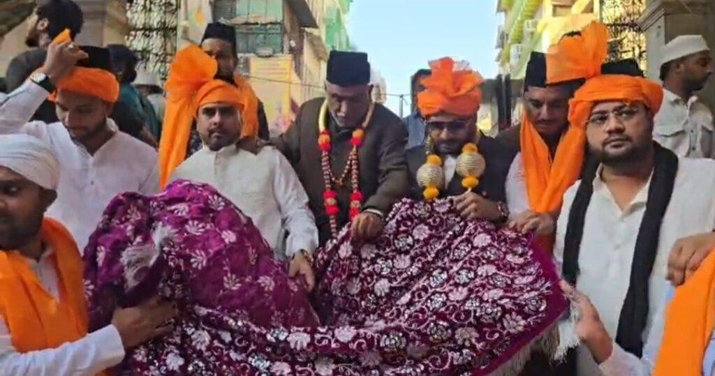 टीपू नगर प्रसिडेंट महबूब चंदन के नेतृत्व में दरगाह बाज़ार से एक विशाल चादर का जुलूस भी हर्ष उल्लास से निकाला