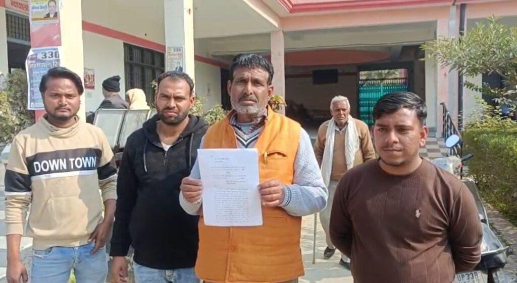 पीड़ित सुरेश प्रताप सिंह अपनी ही भूमधरी जमीन पर दबंग के कहर से नहीं कर पा रहे निर्माण