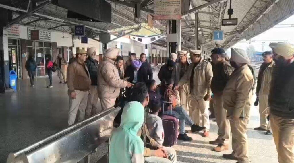 मालगाड़ी का इंजन क्षतिग्रस्त, सुरक्षा एजेंसियों अलर्ट