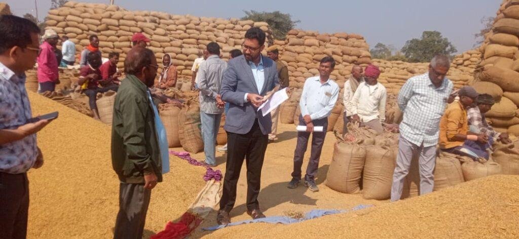 सहकारी समिति घोंच, बढ़ईपाली में कलेक्टर का औचक निरीक्षण
