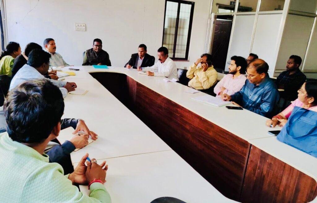 गणतंत्र दिवस की तैयारियों को लेकर जिला शिक्षा अधिकारी ने ली बैठक