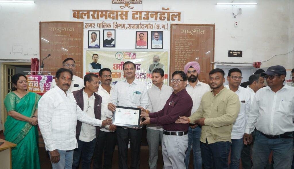 सभी जनप्रतिनिधि पीएम सूर्य घर योजना का लाभ लेकर जनमानस को करें प्रेरित – महापौर