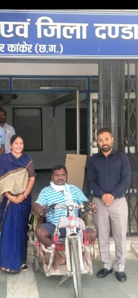 सहायक उपकरण पाकर दिव्यांगजनों के चेहरे खिले, तत्काल दी गई बैटरी चलित ट्रायसाईकिल