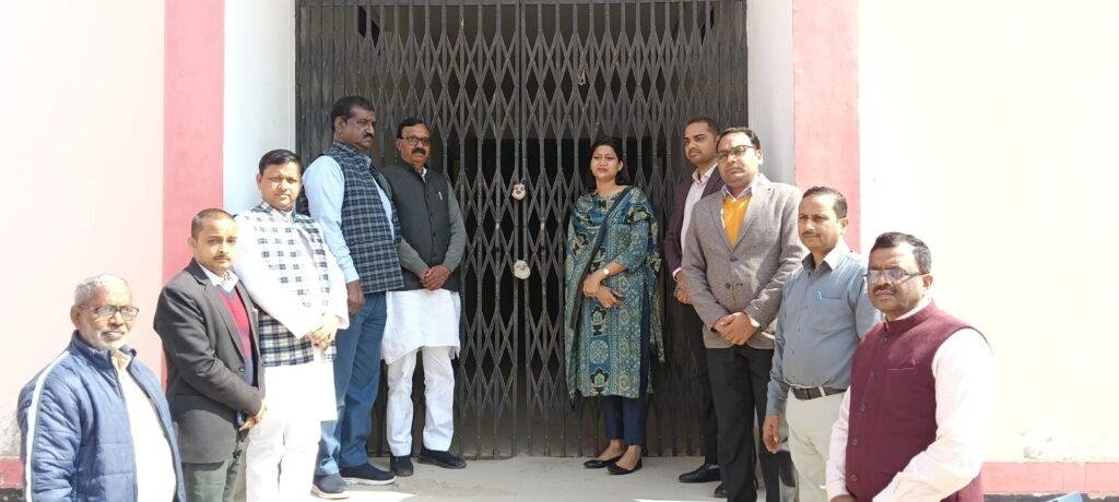 डीएम ने राजनैतिक दलों के प्रतिनिधियों के साथ ईवीएम/वीवीपैट वेयर हाउस का किया निरीक्षण
