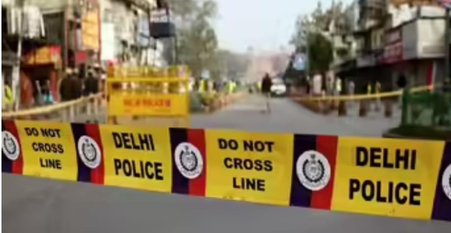 दिल्ली में कार के अन्दर 3 लाशें मिलने से हड़कंपपीरागढ़ी क्षेत्र मे एक महिला दो पुरुष, जांच मे जुटी दिल्ली पुलिस