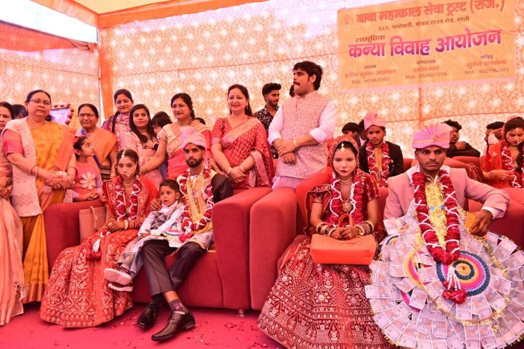 पवित्र अग्नि के समक्ष सात फेरे लेकर नौ जोड़े हुए एक दूजे के..