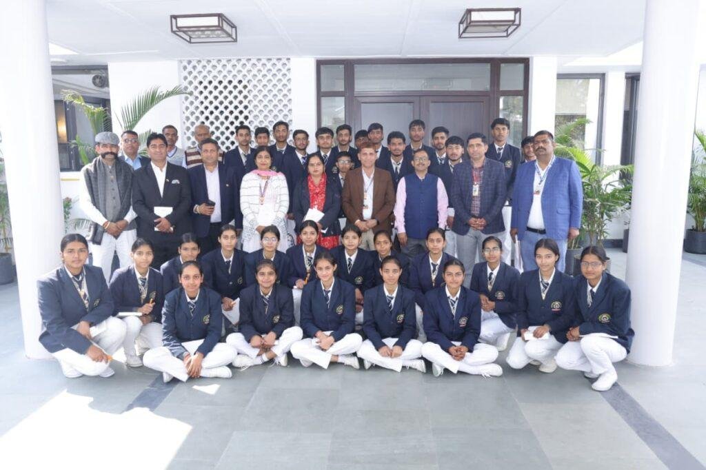 सांसद नवीन जिन्दल के सौजन्य से गीता निकेतन विद्यालय के छात्रों ने देखा संसद का सजीव लोकतंत्र