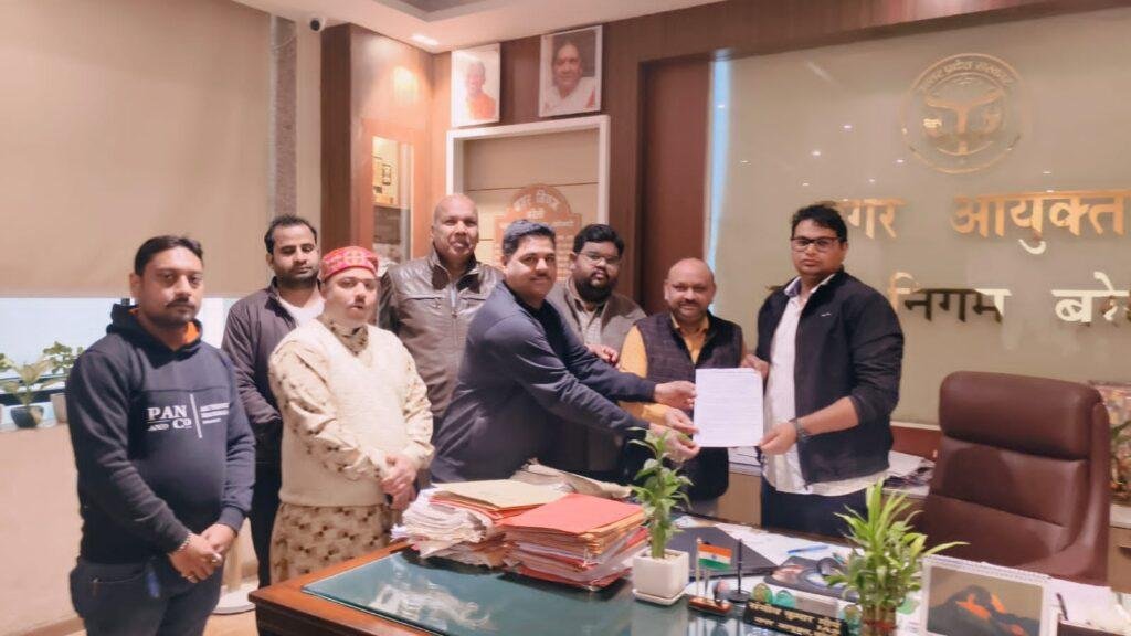 श्री नाथ नगरी सेवा समिति द्वारा आगामी शिवरात्रि के पावन पर्व के दृष्टिगत नाथ मंदिरों एवं वार्डों में मंदिरों की साफ-सफाई एवं प्रकाश व्यवस्था दुरुस्त कराने हेतु नगरायुक्त को सौंपा ज्ञापन