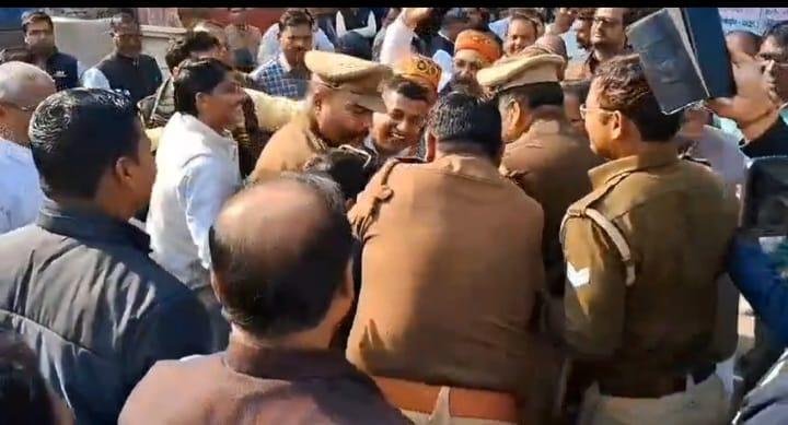 शिक्षा मंत्री जयंत चौधरी का शिक्षकों ने पुलिस के धक्का मुक्की के बीच में ही किया पुतला दहन