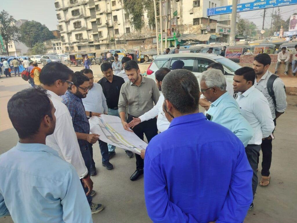 कलेक्टर ने रेलवे स्टेशन पुनर्विकास कार्य का किया निरीक्षण, 30 जून तक काम पूरा करने के दिए निर्देश