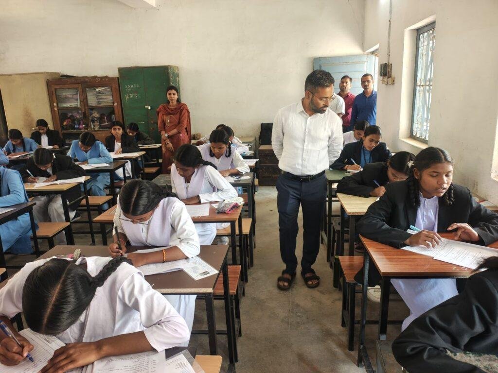 कलेक्टर ने परीक्षा केन्द्रों का किया औचक निरीक्षण नकल-रहित परीक्षा संचालन के दिए निर्देश