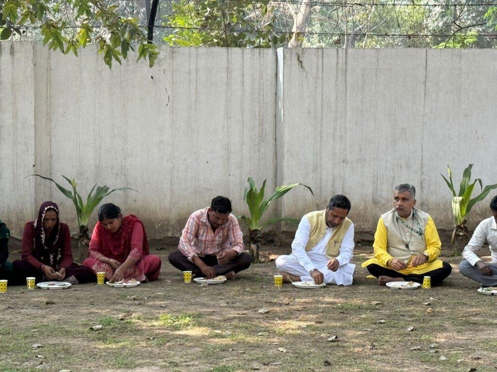 जब हम साथ बैठकर भोजन करते हैं तो भेदभाव की दीवारें स्वतः हो जाती हैं समाप्त : कुलपति