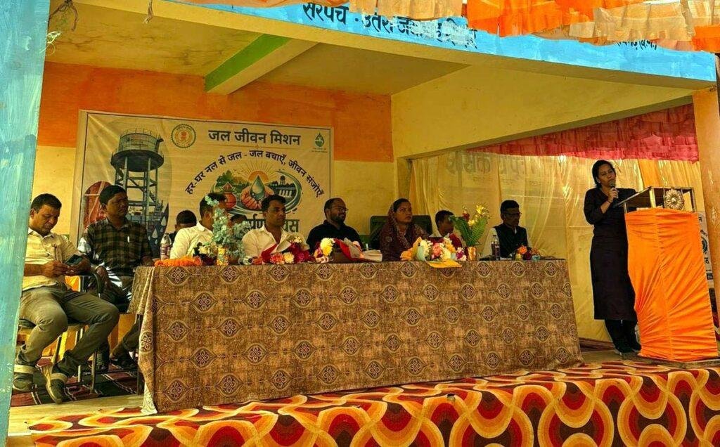 जल ही जीवन है के संदेश के साथ ग्रामीणों ने ली जल संरक्षण की शपथ परसकोल में जल अर्पण दिवस का हुआ आयोजन