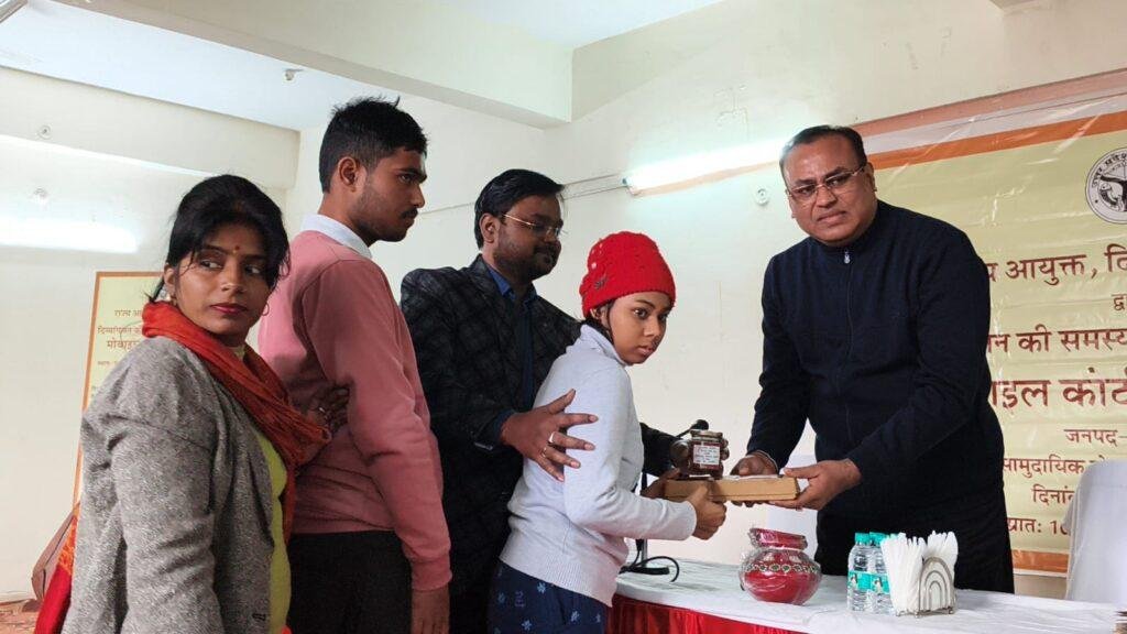 शुभाशीष संस्थान रायबरेली के दिव्यांगजनों ने व्यावसायिक प्रशिक्षण में बनायीं वास्तुए देकर राज्य आयुक्त का किया स्वागत