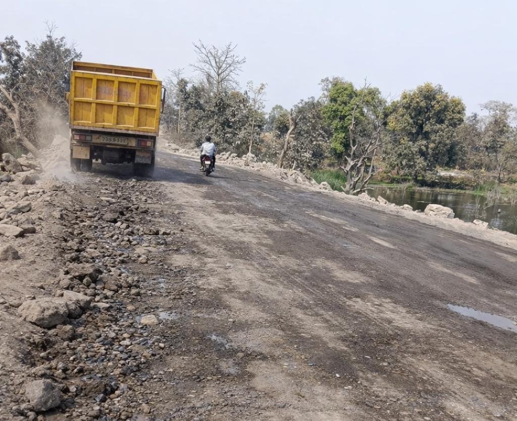 खनिज प्रभावित क्षेत्र छाल मुख्य मार्ग पर होगा पक्की सड़क का निर्माण, हाटी से पुरुंगा तक बनेगी नई मुरूम सड़क लगभग 22 करोड़ रुपए की कार्ययोजना तैयार, सीएसआर एवं डीएमएफ मद के संयुक्त सहयोग से होगा निर्माण कार्य कलेक्टर ने क्षेत्र भ्रमण कर सुनी ग्रामीणों की मांग, वन मार्ग निर्माण को दी सैद्धांतिक सहमति सड़क निर्माण से आवागमन सुविधा में होगा सुधार, ग्रामीणों को मिलेगा सीधा लाभ
